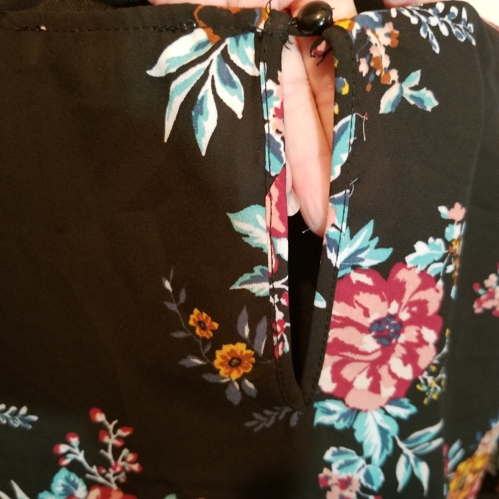 Lily Black floral 3/4 bell sleeve blouse - Picture 4 of 8